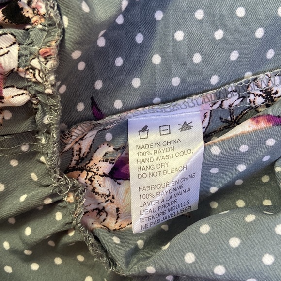 2/$15 Floral Blouse - Picture 4 of 4